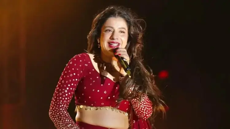 ভিড়ের মাঝে অশালীন আচরণের শিকার গায়িকা