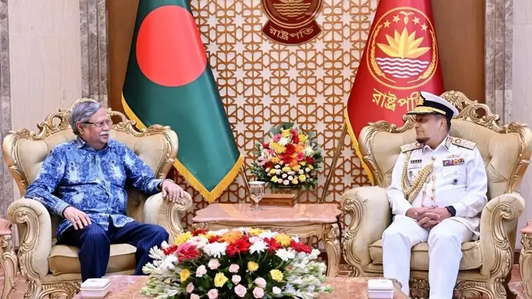 রাষ্ট্রপতির সাথে বিদায়ি নৌপ্রধানের সৌজন্য সাক্ষাৎ