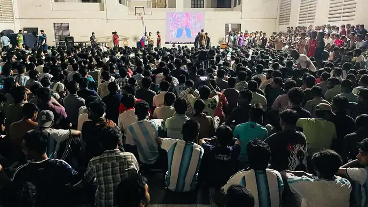 বিশ্বকাপের ফাইনাল দেখতে ইবির জিমনেসিয়ামে শিক্ষার্থীদের ঢল